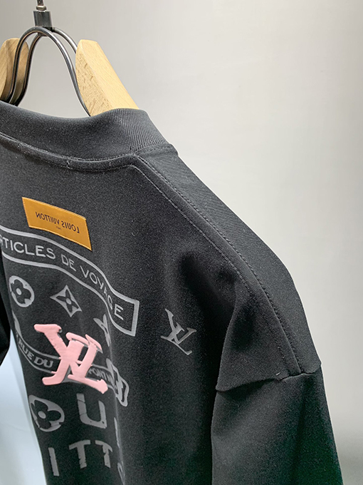 ルイヴィトンコピーロゴプリントTシャツ