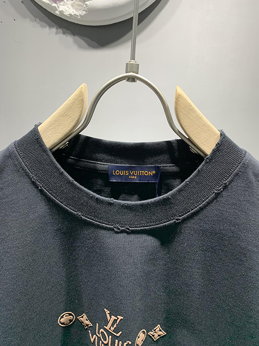 ルイヴィトンスーパーコピー新しいロゴフォームTシャツ
