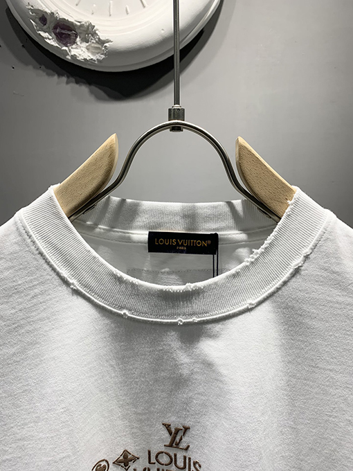 ルイヴィトンスーパーコピー新しいロゴフォームTシャツ