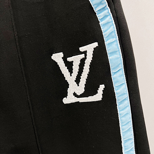 ルイヴィトン刺繍大きな文字のロゴショーツ