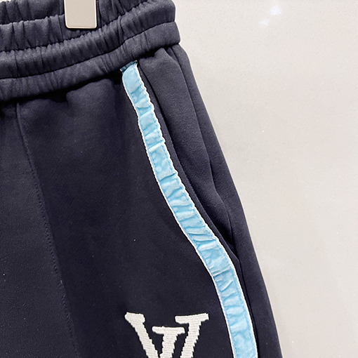 ルイヴィトン刺繍大きな文字のロゴショーツ
