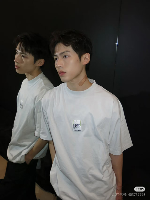 バレンシアガ25ssバレンタイン限定520タグ付箋丸首半袖Tシャツ