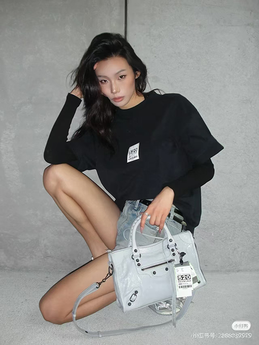 バレンシアガ25ssバレンタイン限定520タグ付箋丸首半袖Tシャツ