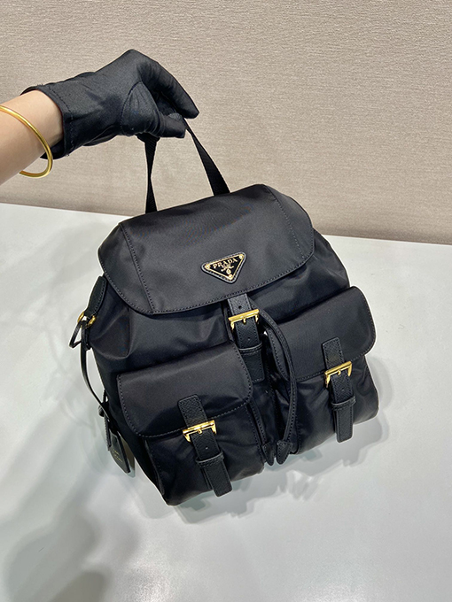 プラダバックルのクラシックなバックパック