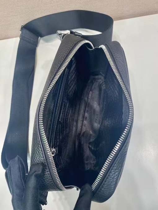 プラダ胸ポケット