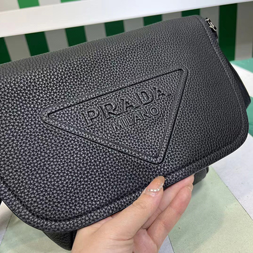プラダ新しいメッセンジャーバッグ