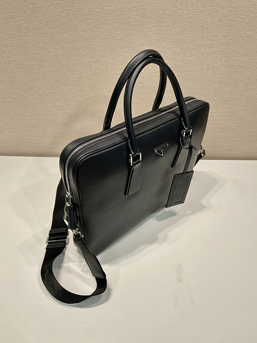 プラダ新しいブリーフケース