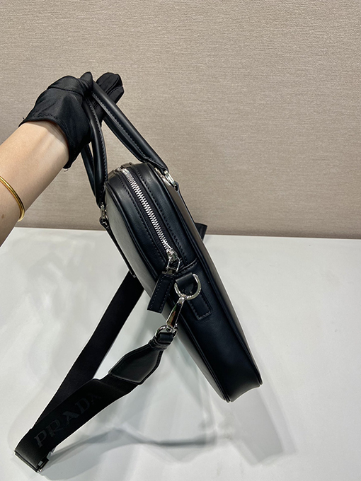 プラダ新しいブリーフケース