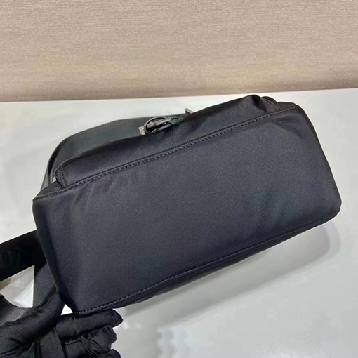 プラダ新しい三角エナメルロゴネームプレートショルダーバッグ