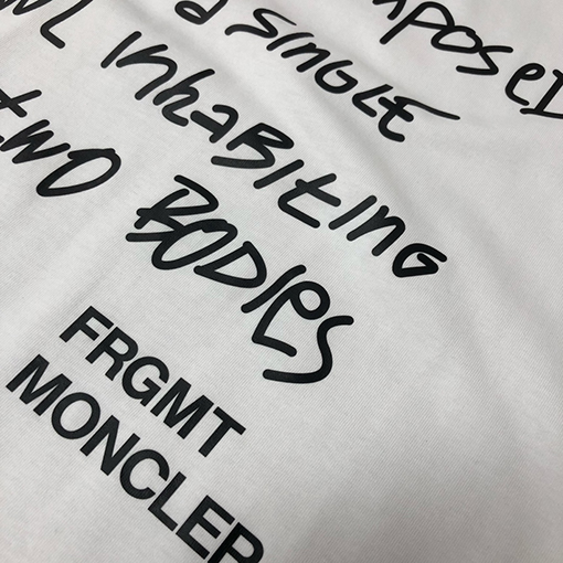 モンクレールコピー 胸に文字ロゴプリント半袖Tシャツ