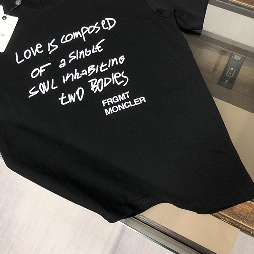 モンクレールコピー 胸に文字ロゴプリント半袖Tシャツ