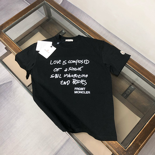 モンクレールコピー 胸に文字ロゴプリント半袖Tシャツ