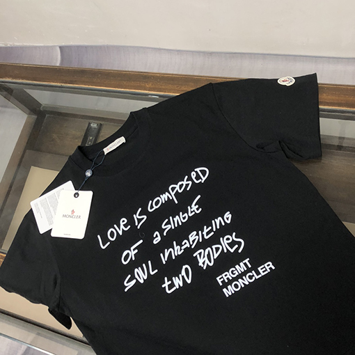 モンクレールコピー 胸に文字ロゴプリント半袖Tシャツ