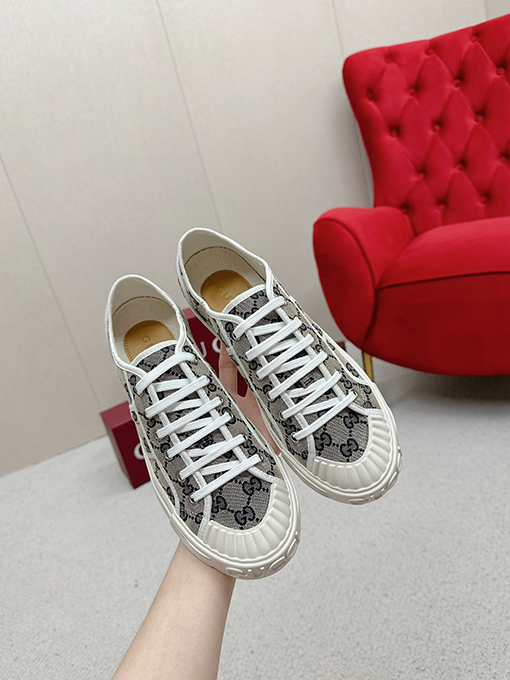グッチ新しいキャンバスシューズ
