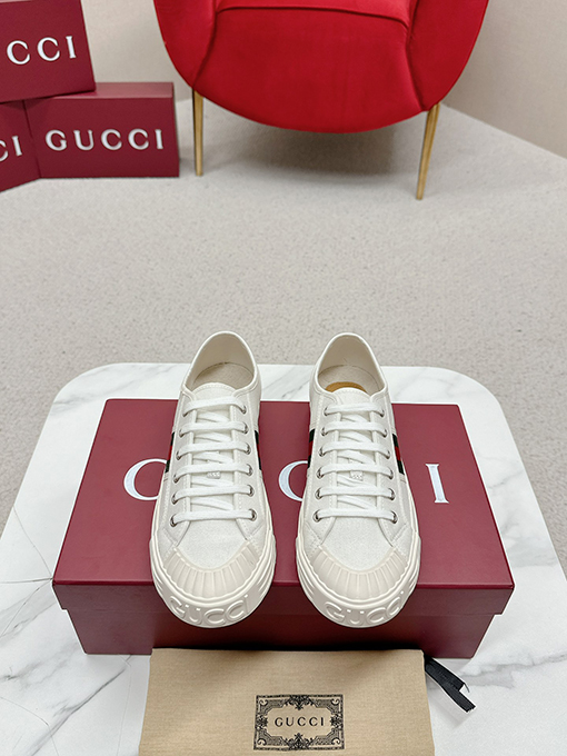 グッチ新しいキャンバスシューズ