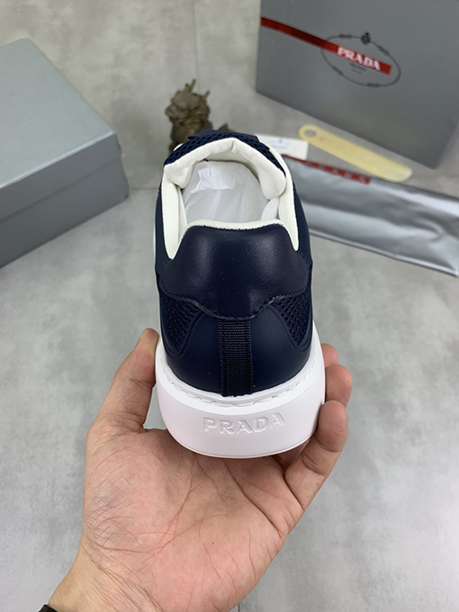 プラダ前衛的なファッションスポーツシューズ