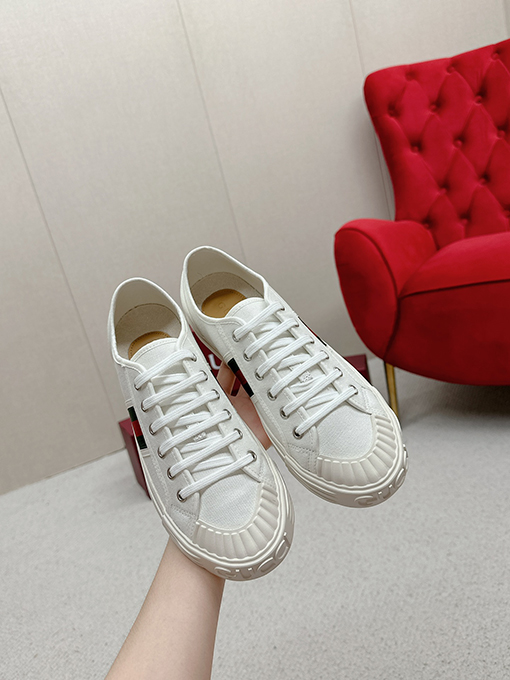 グッチ新しいキャンバスシューズ
