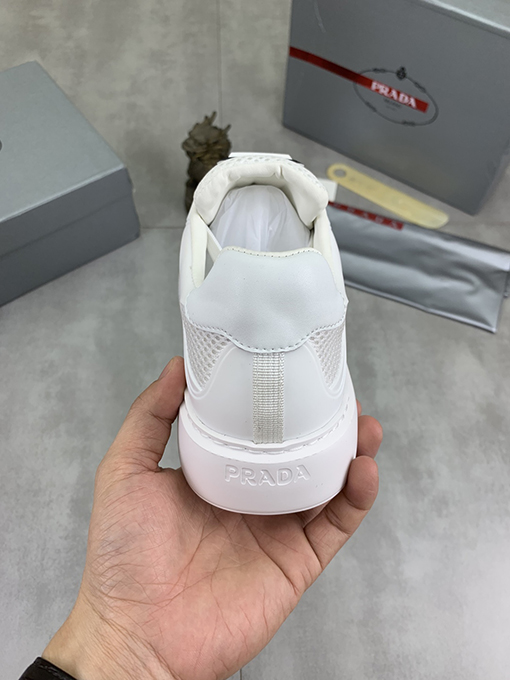 プラダ前衛的なファッションスポーツシューズ