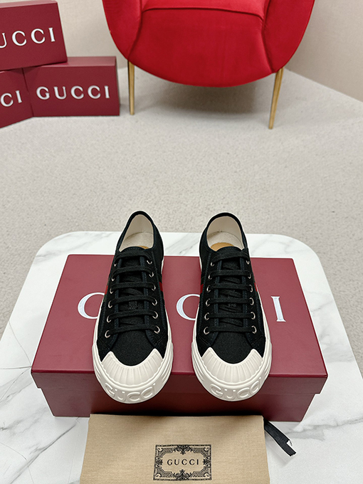 グッチ新しいキャンバスシューズ