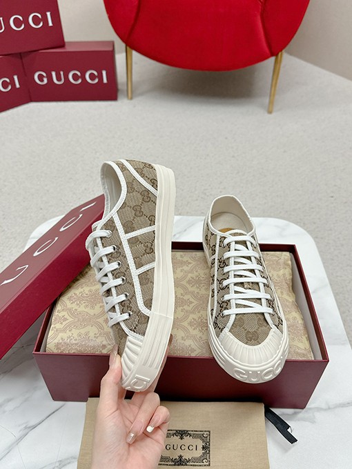 グッチ新しいキャンバスシューズ