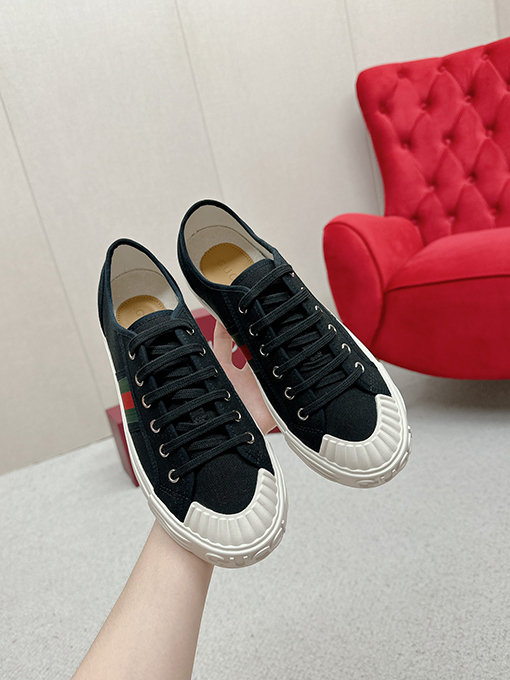 グッチ新しいキャンバスシューズ
