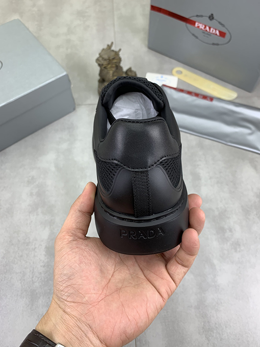 プラダ前衛的なファッションスポーツシューズ