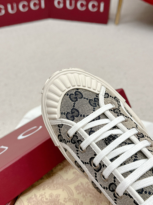 グッチ新しいキャンバスシューズ