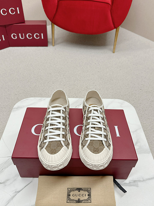 グッチ新しいキャンバスシューズ