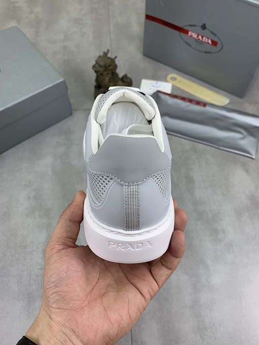 プラダ前衛的なファッションスポーツシューズ