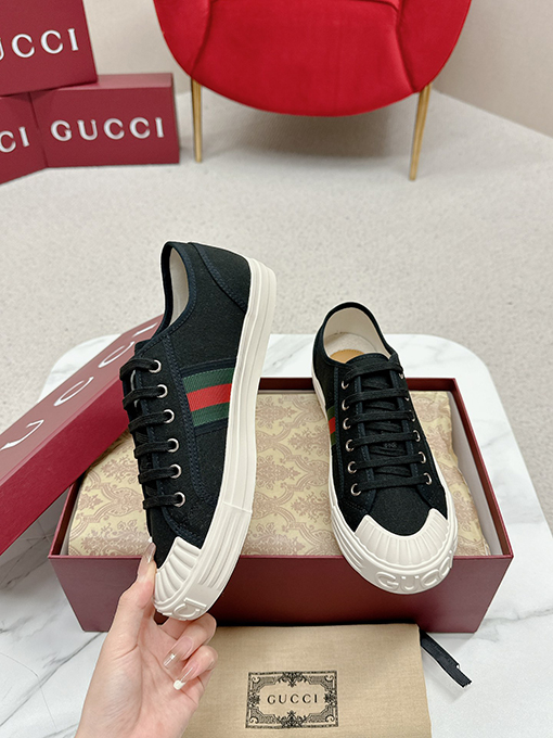 グッチ新しいキャンバスシューズ
