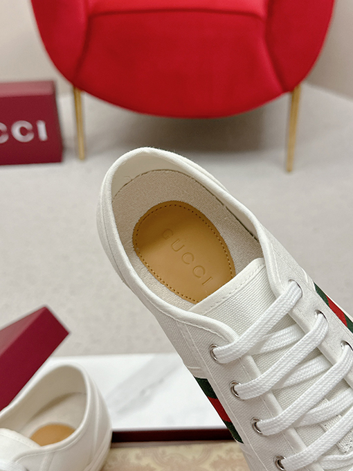 グッチ新しいキャンバスシューズ