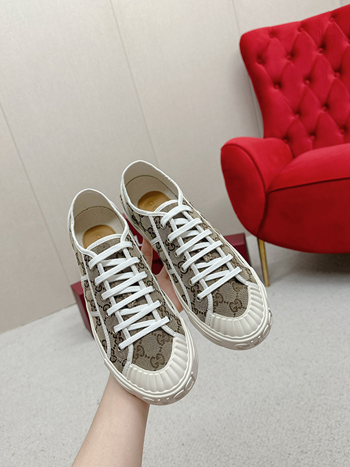 グッチ新しいキャンバスシューズ
