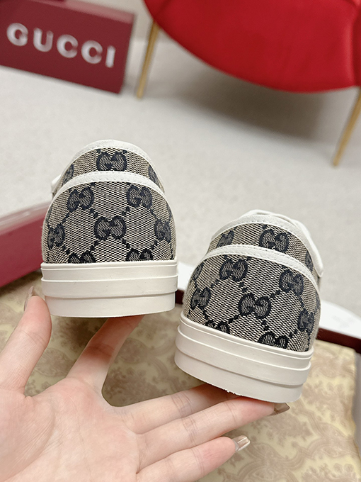 グッチ新しいキャンバスシューズ