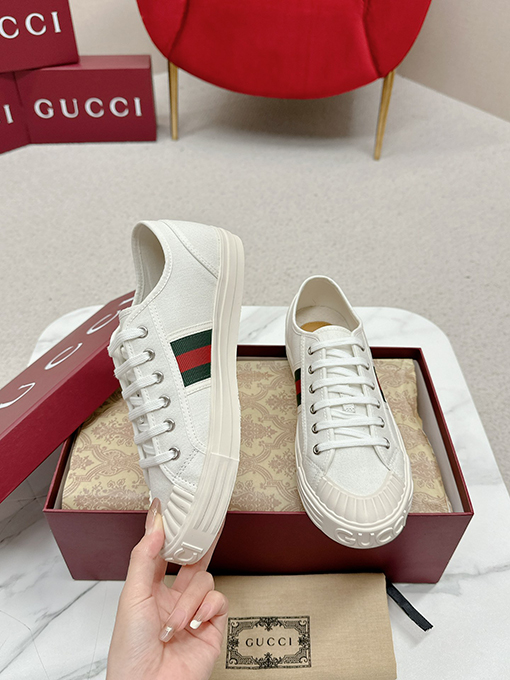 グッチ新しいキャンバスシューズ