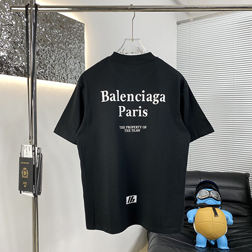 バレンシアガ新しいTシャツ