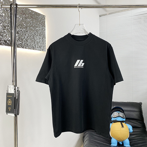 バレンシアガ新しいTシャツ