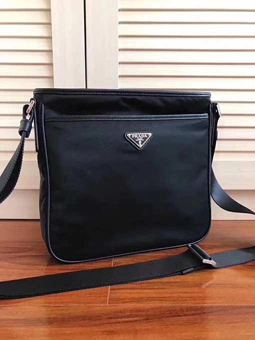 プラダ新しいナイロンショルダーバッグ