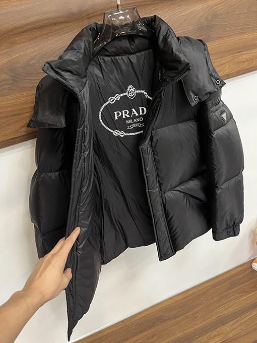 プラダPRADAスーパーコピークラシック 三角 メタル レタリング ロゴ 人気 ダウン