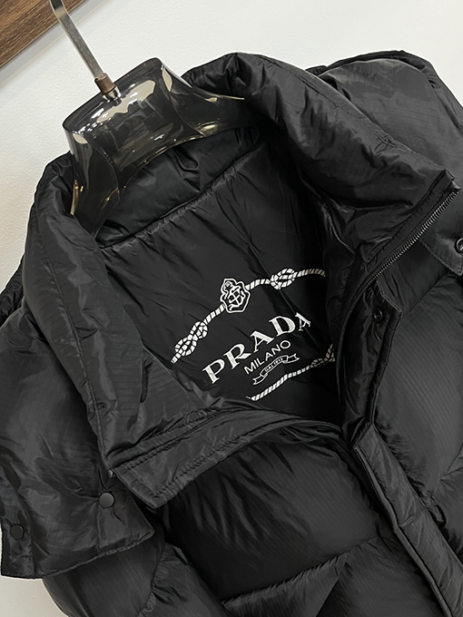 プラダPRADAスーパーコピークラシック 三角 メタル レタリング ロゴ 人気 ダウン