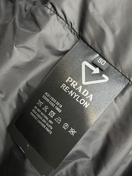プラダPRADAスーパーコピークラシック 三角 メタル レタリング ロゴ 人気 ダウン