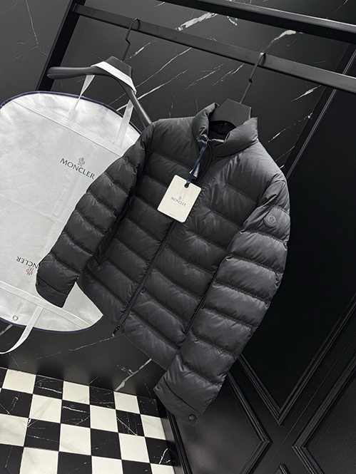 モンクレール ランススーパーコピー最も安定感のあるシルエットが特徴