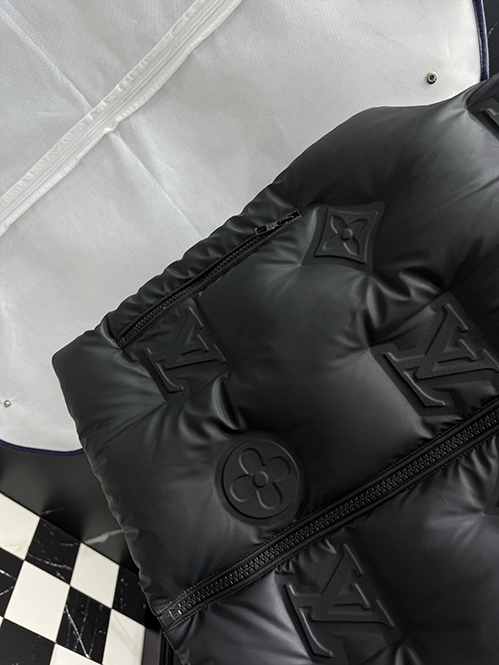 ルイ・ヴィトンコピー2025年秋冬新作。プレミアム95％ホワイトダックダウンとスーパー中空素材を使用した