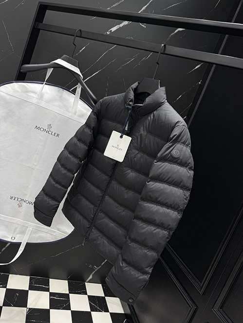 モンクレール ランススーパーコピー最も安定感のあるシルエットが特徴