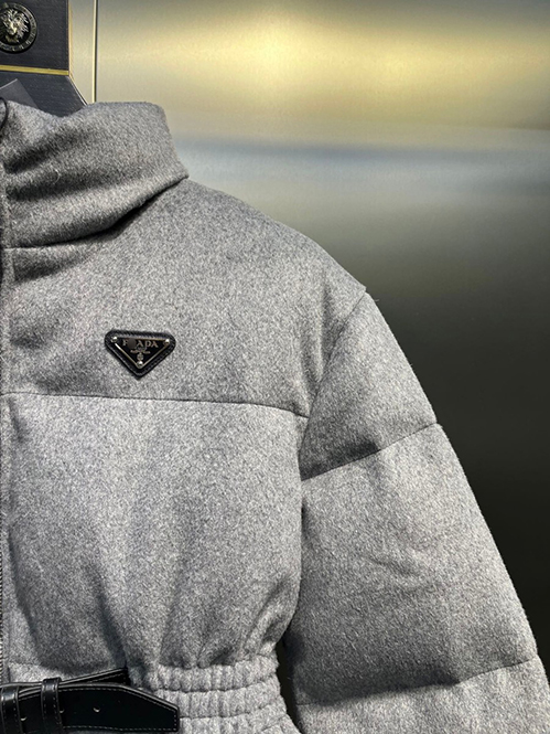 プラダスーパーコピー ベルベット パディング ダウンジャケット ネイビー