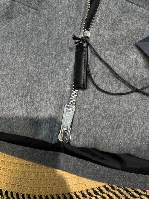 プラダスーパーコピー ベルベット パディング ダウンジャケット ネイビー