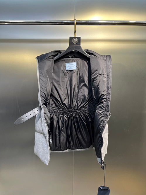 プラダ スーパーコピーレディース ベスト トライアングルロゴ