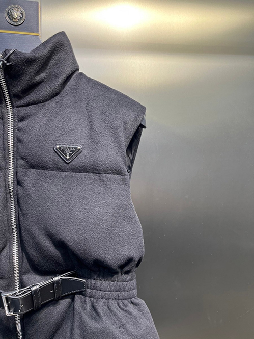 プラダ スーパーコピーレディース ベスト トライアングルロゴ