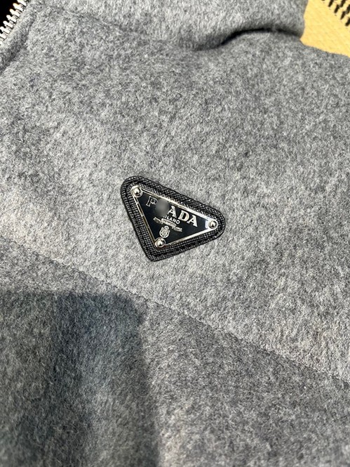 プラダスーパーコピー ベルベット パディング ダウンジャケット ネイビー