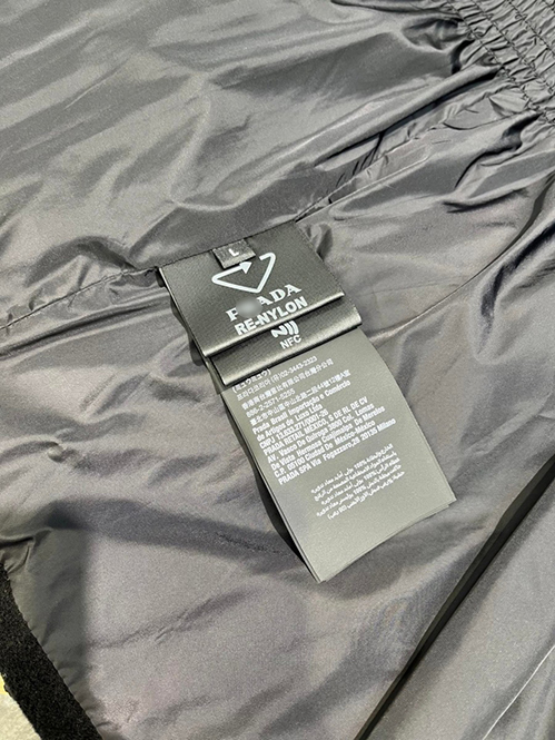 プラダ スーパーコピーレディース ベスト トライアングルロゴ