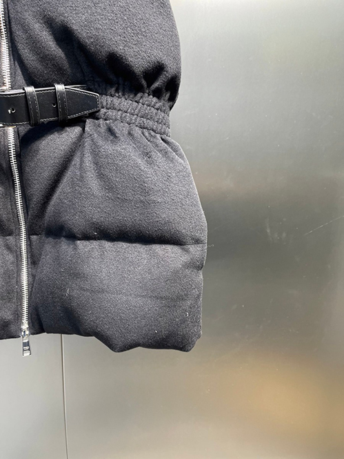 プラダ スーパーコピーレディース ベスト トライアングルロゴ